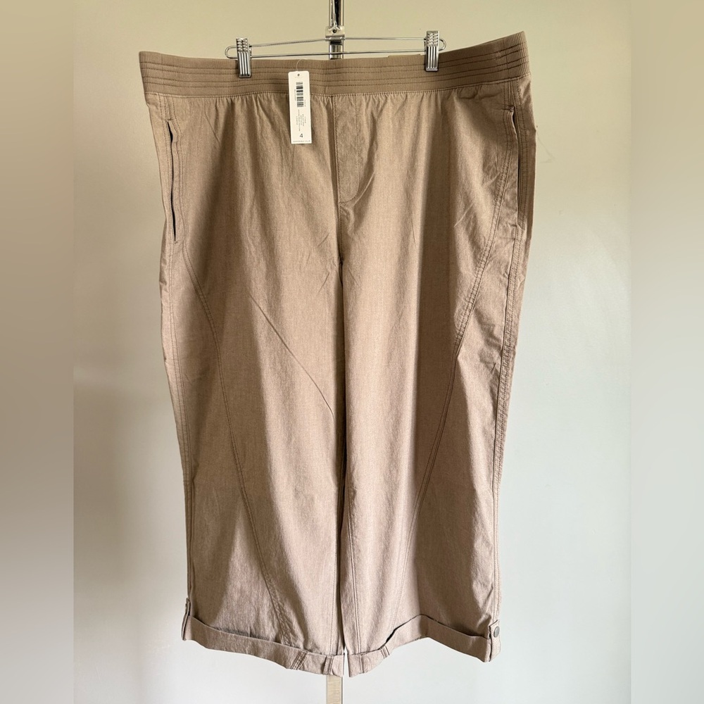 NWT Chico's Fitigue Rolled Crop Basic Heather Mountain Stone 
Size 4R (U.S.20R)
